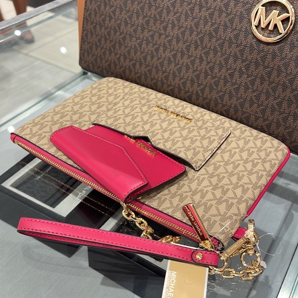 MICHAEL KORS JET SET ITEM LG 2 in 1 CARD CASE & WRISTLET
Carmine Pink 
NWT - Picture 8 of 16